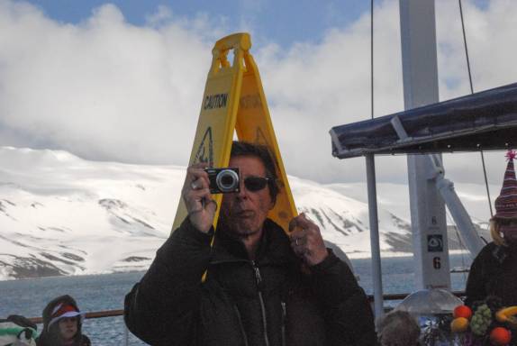 O holandes Sail no almoço festivo de chapéus criativos no deck do Sea Spirit, na baía de Deception Island, na Antártida (foto de Senteney)